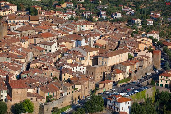 Miasto Monte San Savino. EU, Italia, Toskania/Arezzo. LOTNICZE.